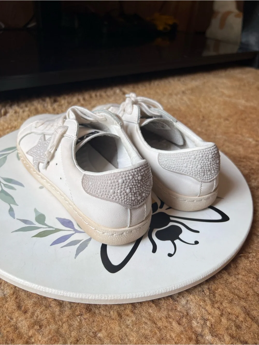 Woman’s VINTAGE HAVANA Carla Sneaker white Pearl Star size 7.